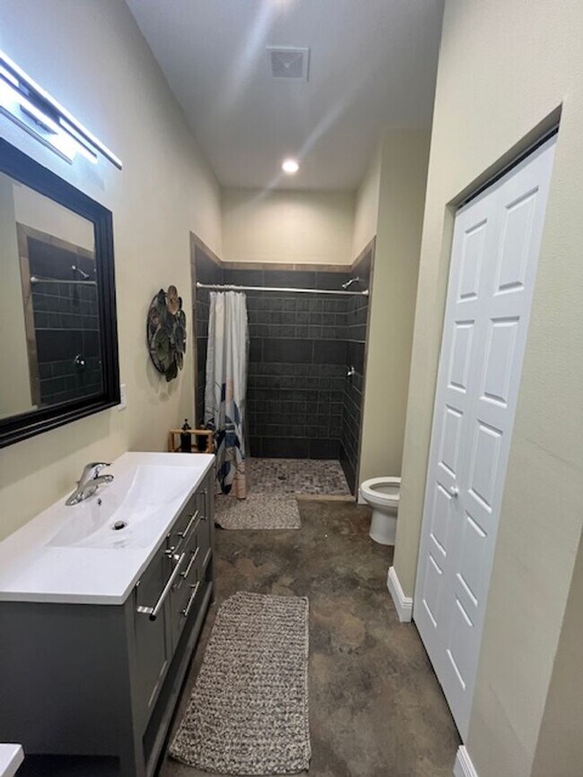 Building Photo - Gorgeous Fully Furnished 4BR/3BA Home – Id...