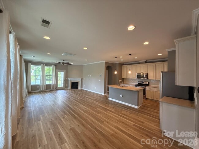 Building Photo - 5818 Glenmore Garden Dr