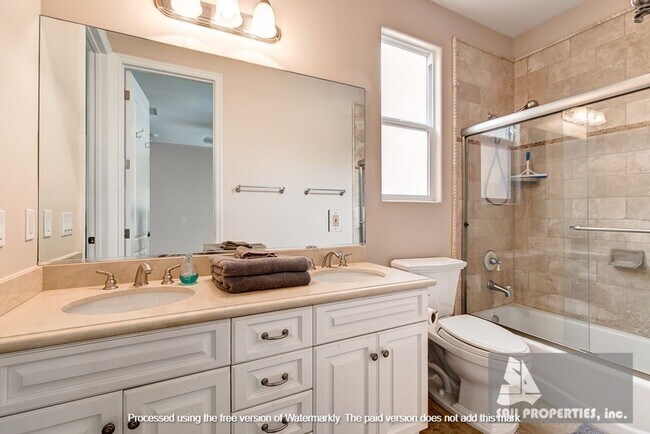 Building Photo - Gorgeous, Large downtown Huntington Beach Vacation Rental