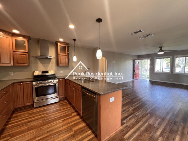 Building Photo - Updated Sacramento 2bd/1ba House Near UCD!