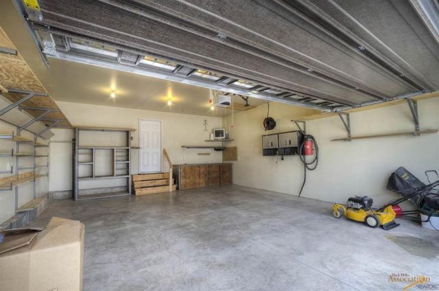 Oversized garage - 6555 Wellington Ct