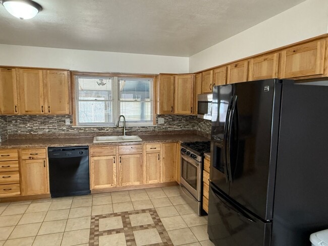 Building Photo - ~Applications Pending~ 2 bedroom, 1 bath Home for Rent