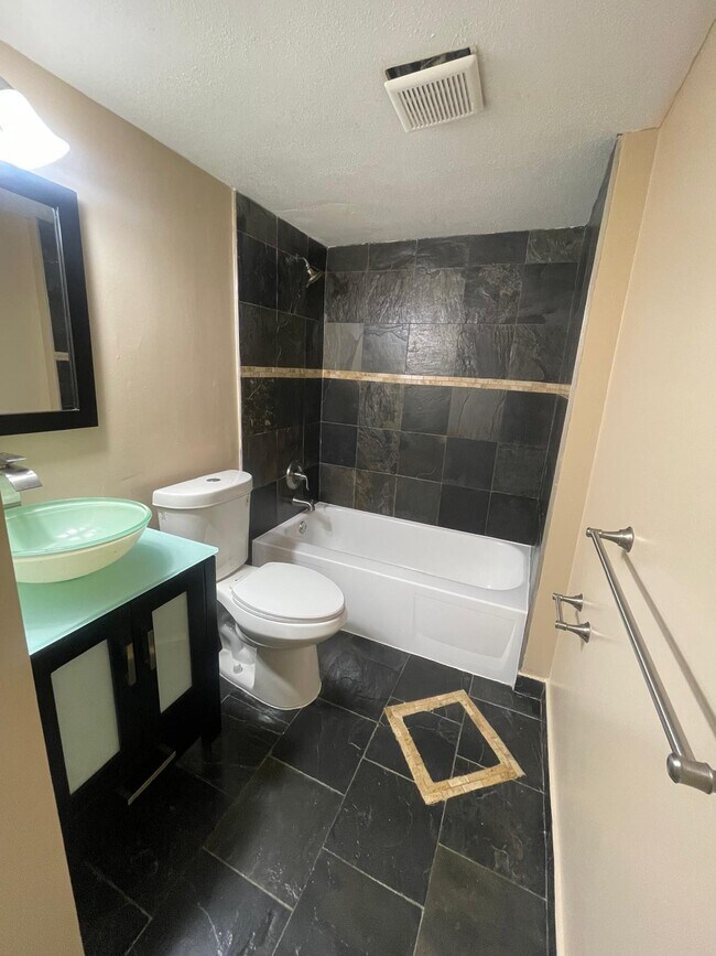 Building Photo - 4156 Inverrary Dr