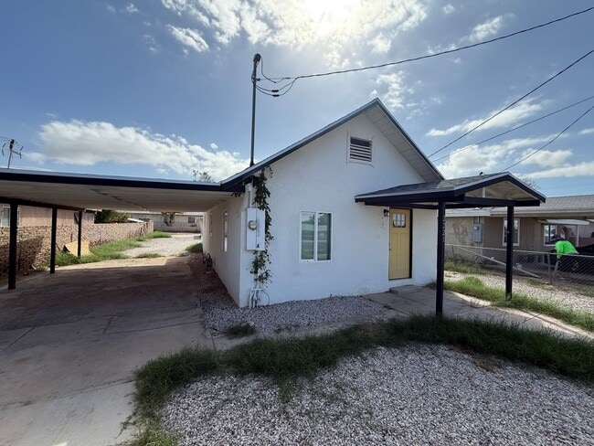 Primary Photo - Remodeled 2 Bedroom w/ Utilities Included!