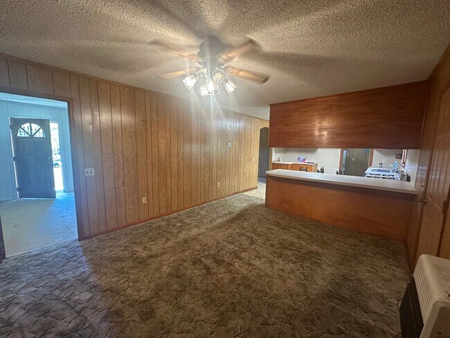 Building Photo - Charming 3-Bedroom, 2-Bath Home in Peacefu...