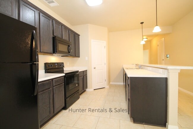 Building Photo - Loaded With Amenities!