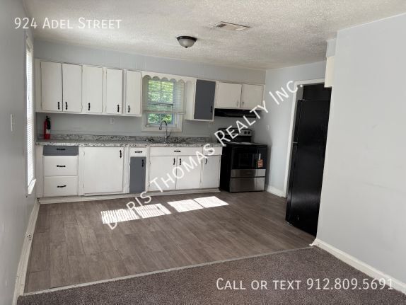 Building Photo - 924 Adel St