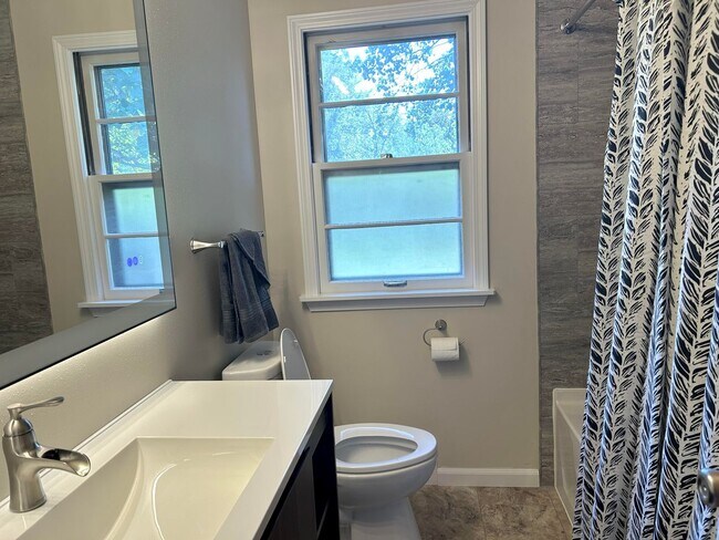 Building Photo - Beautifully Renovated Ranch-style Home!
