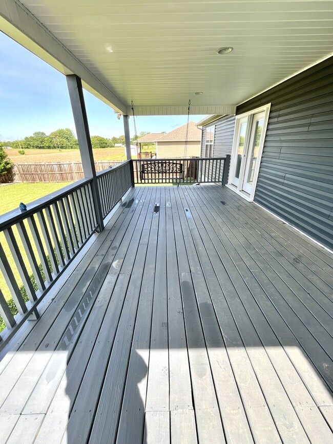 Building Photo - 605 Strawberry Dr
