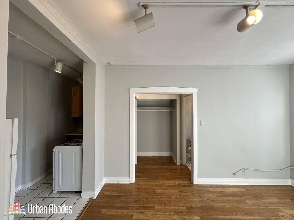 Building Photo - 515 W Melrose St