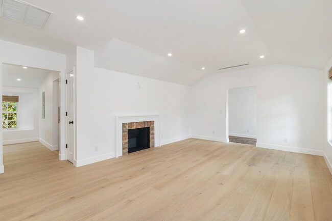 Building Photo - 222 S County Rd