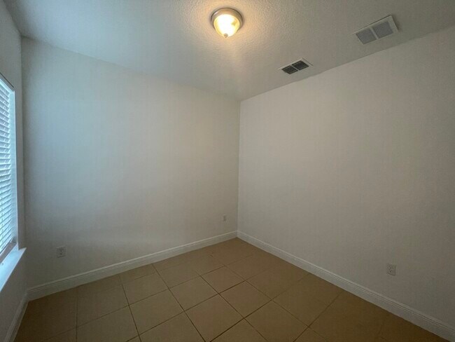 Building Photo - 414 Columbia Ct