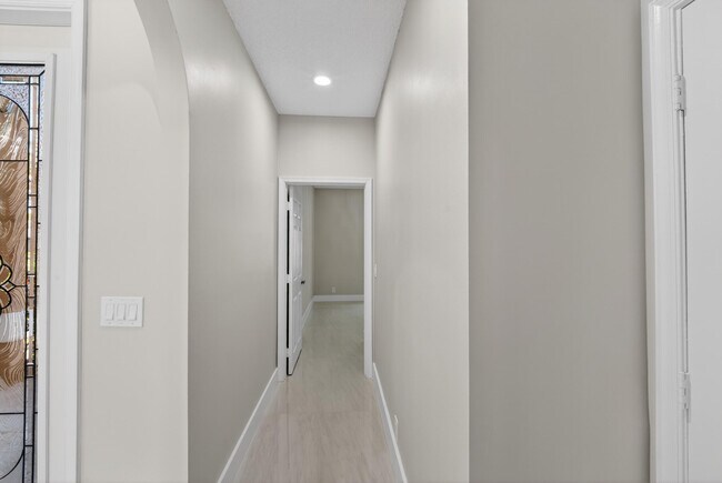 Building Photo - 3043 Lakewood Dr