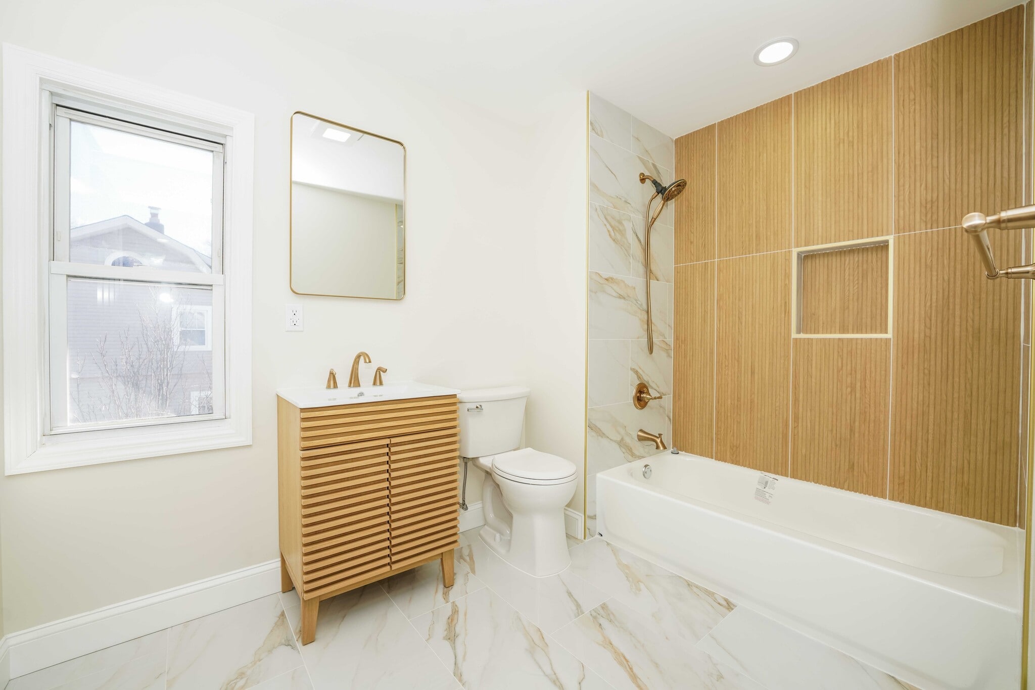 full bath - 69 Ross Ave