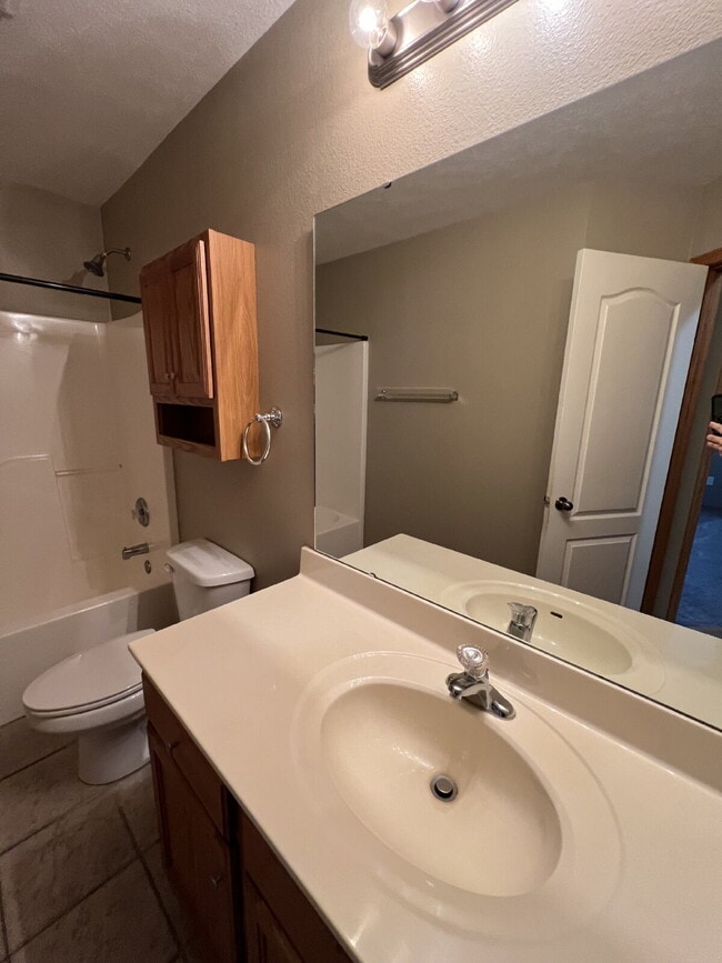 Building Photo - 3BR / 2BA  - with Fenced in backyard