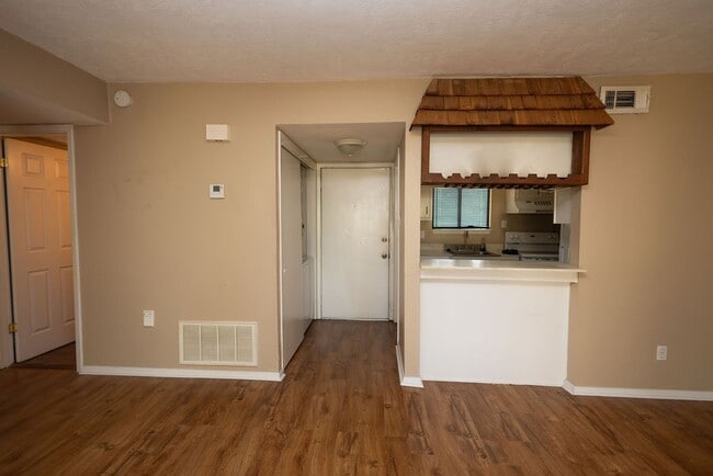 Building Photo - 15919 Golf Club Dr