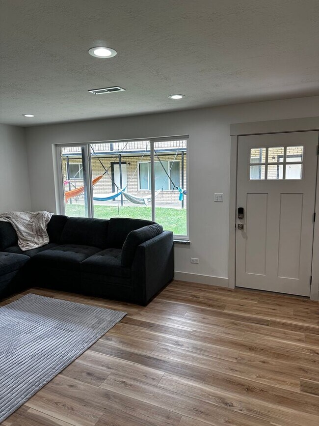 Building Photo - Centennial II Apartments (NEW REMODEL!!)