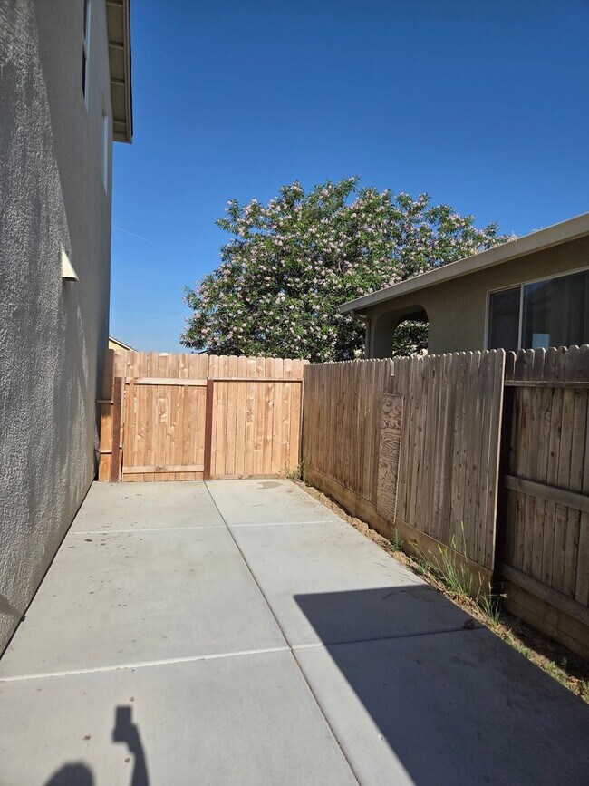 Building Photo - 1443 Greenbrier Dr