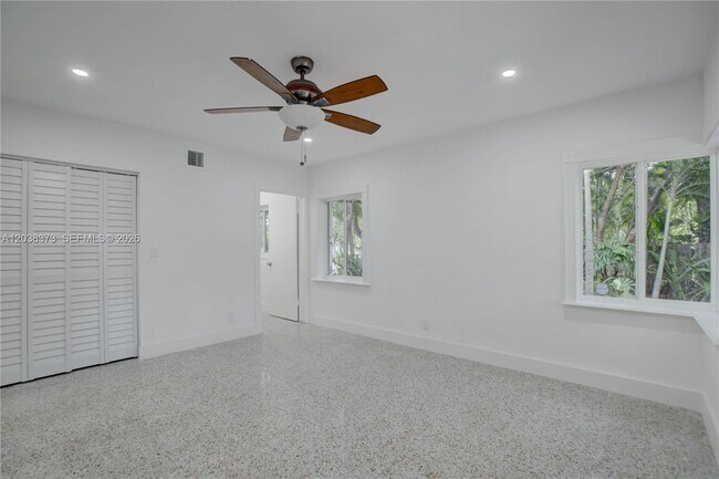 Building Photo - 616 SW 11th Ct