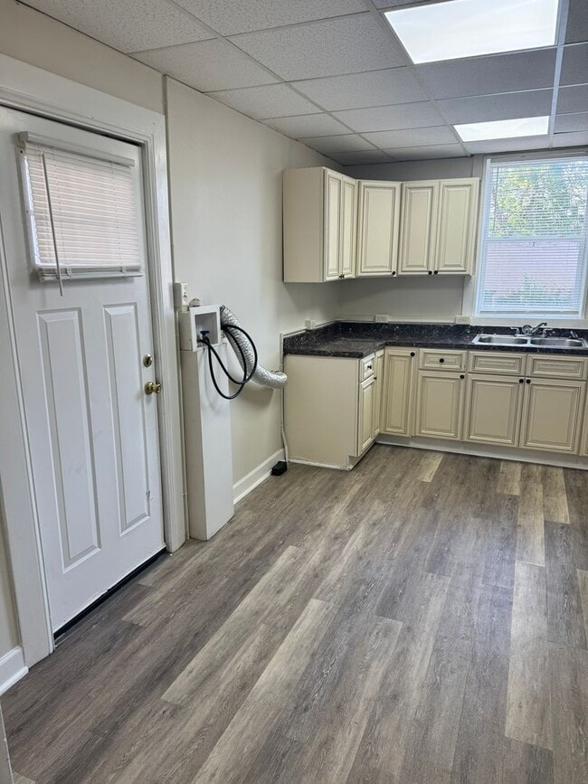 Building Photo - 3 bedroom, 1 bath, 2 story half double house