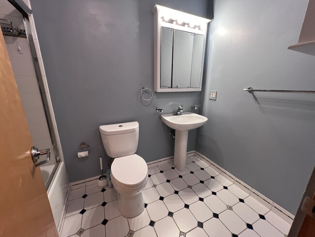 Building Photo - 1000 W Washington Blvd