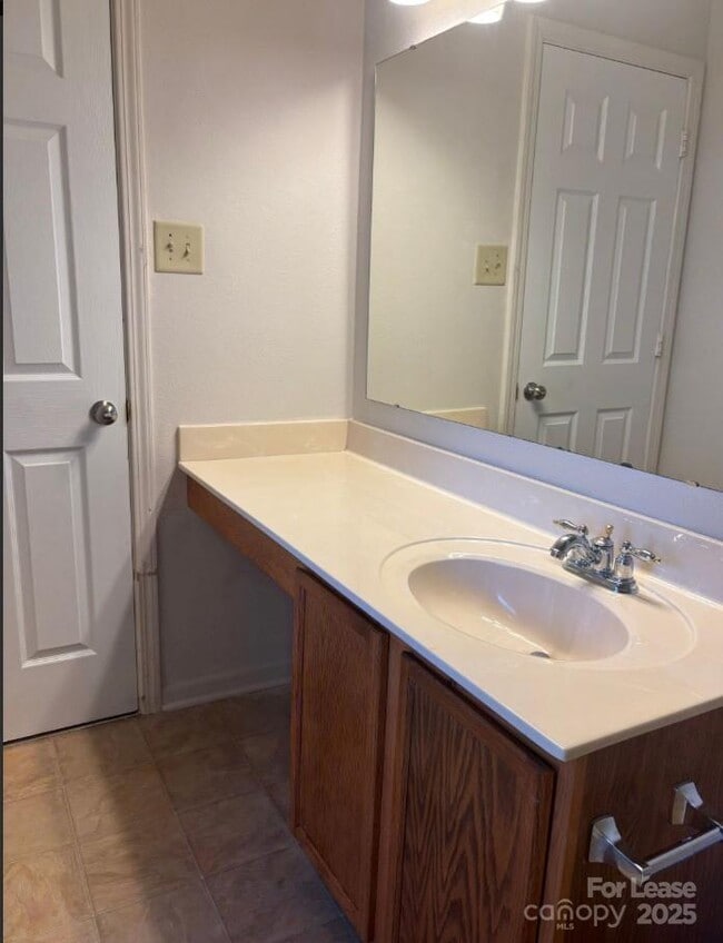 Building Photo - 1124 New Day Ct