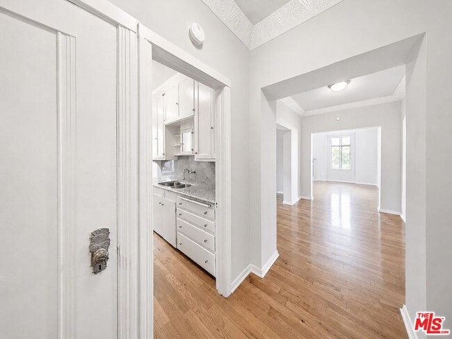 Building Photo - 1314 N HAYWORTH Ave