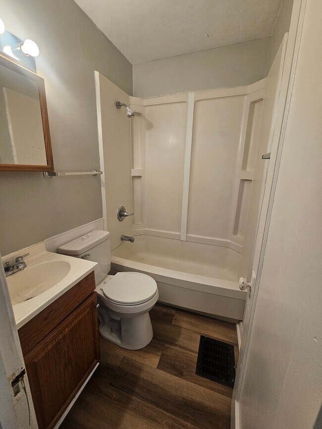 Building Photo - 2710 E 10th St