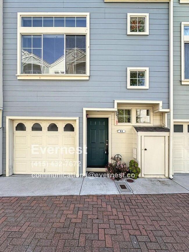 Building Photo - Lovely 2-Bedroom Townhome: Comfort and Con...