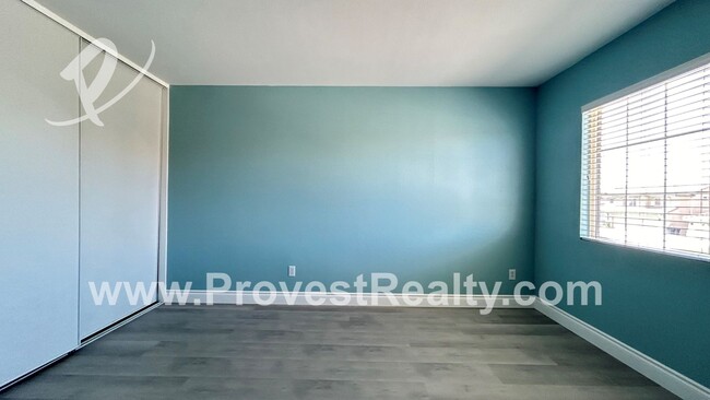 Building Photo - 5 Bedroom, 3.5 Bathroom Victorville Home w...