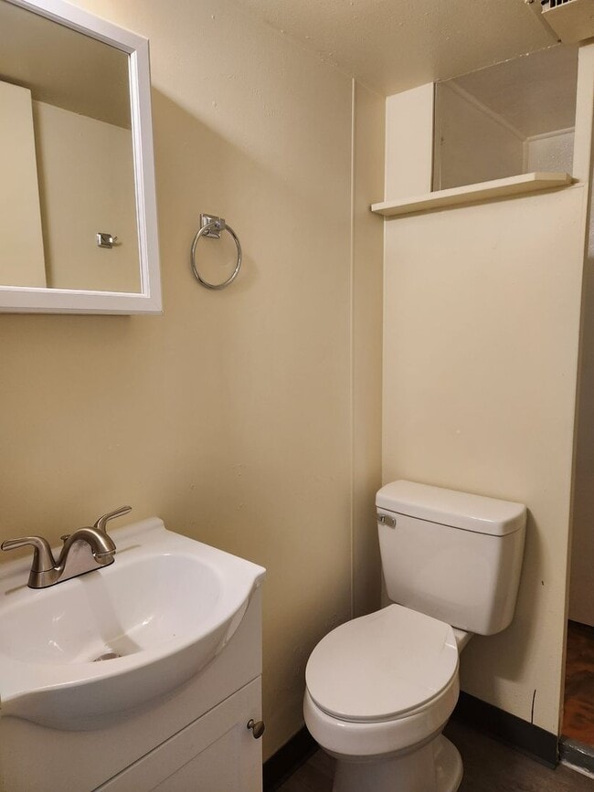 Building Photo - Updated Apartment