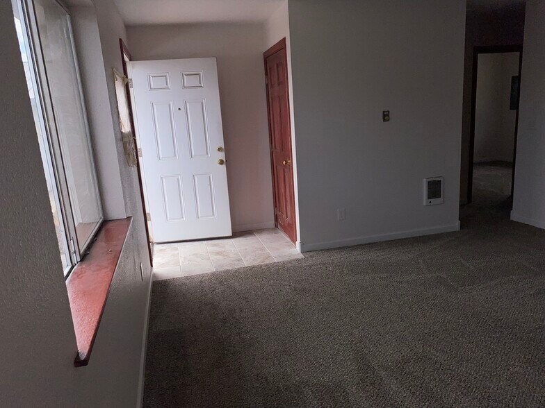 Building Photo - 404 W 5th Ave