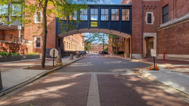 Building Photo - 200 River Pl Dr