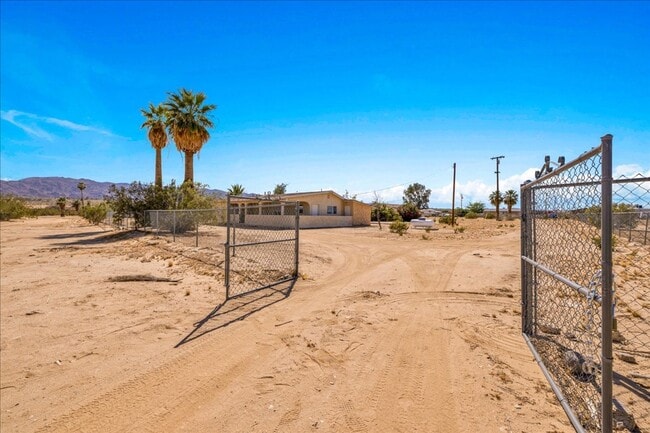 Building Photo - 2 Bedroom Home on 1.8 Acre Lot