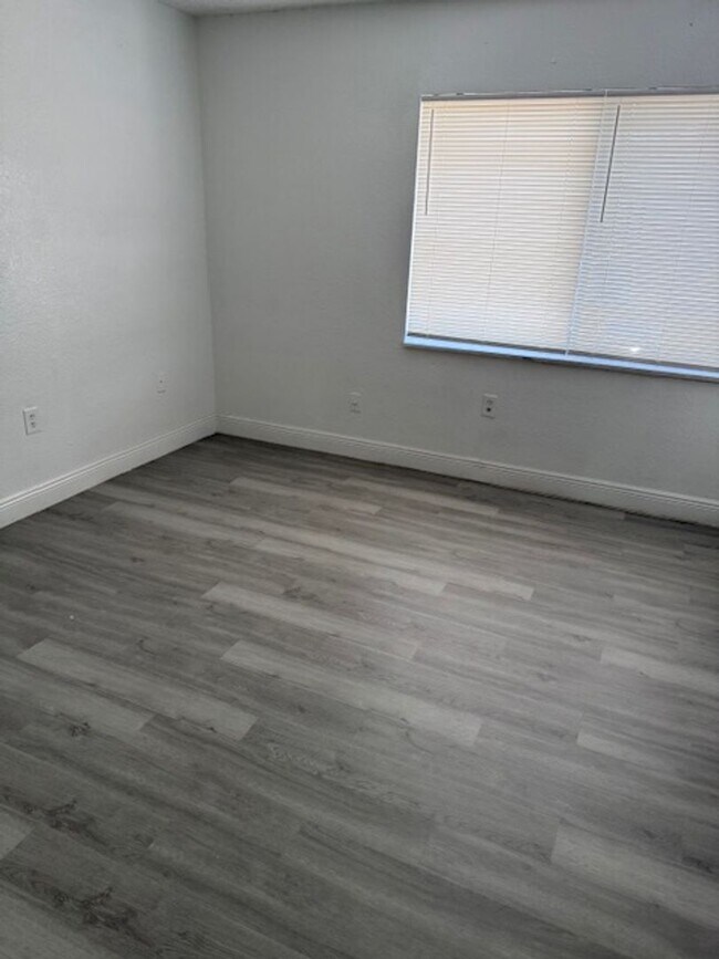 Building Photo - Privately owned 3 bedroom condo