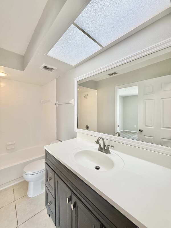 Building Photo - 2820 S Pines Dr