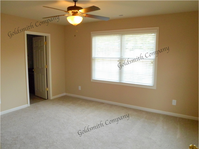 Building Photo - "Spacious 3-Bedroom Townhouse with 2.5 Bat...