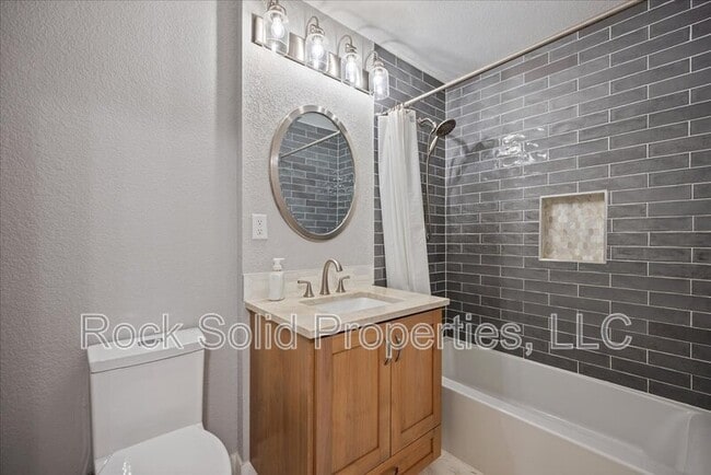 Building Photo - 753 Latigo Loop