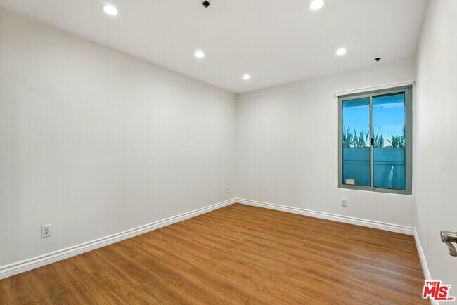 Building Photo - 10336 Wilshire Blvd