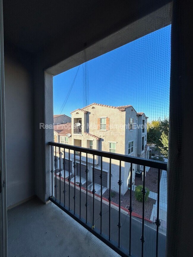 Building Photo - 2329 E Hidalgo Ave