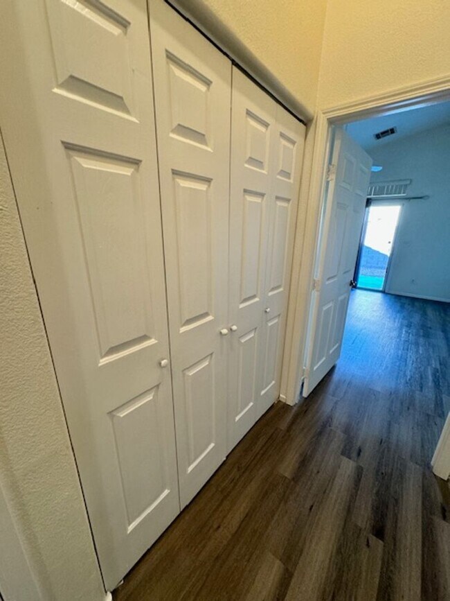 Building Photo - Awesome 3 Bedroom, 2 Bathroom 1 story home...