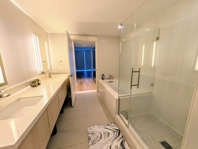 Building Photo - Sweeping Ocean Views at Symphony, 2 Bed, 2...