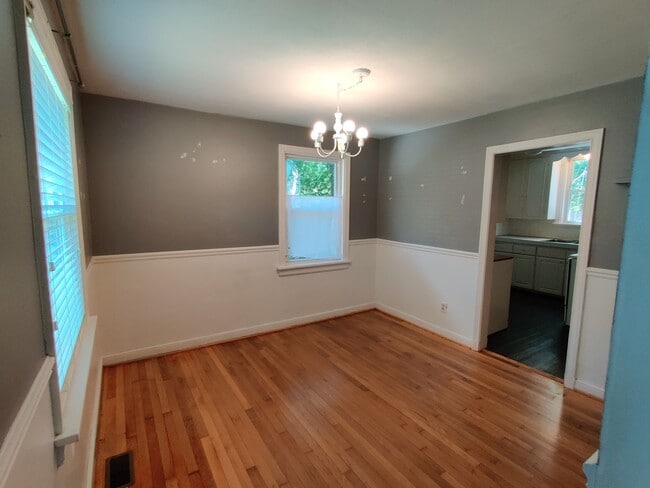 Building Photo - 3 bedroom home with a detached garage