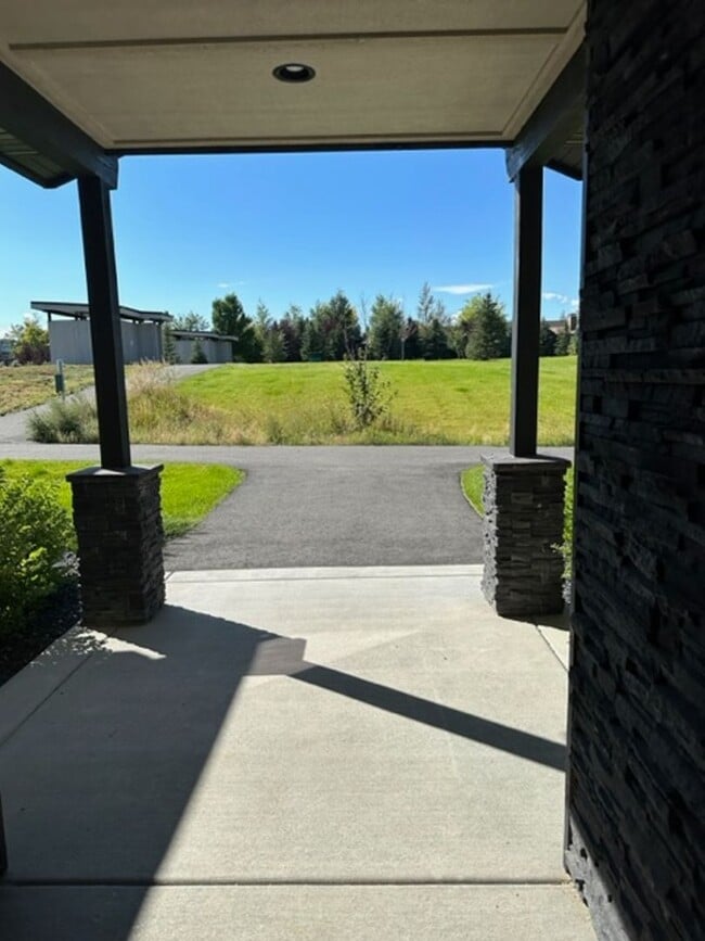 Building Photo - Fully Furnished Condo for Rent in Black Bull!