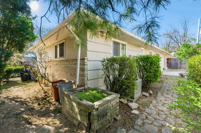 Building Photo - 4230 Eastlea Dr