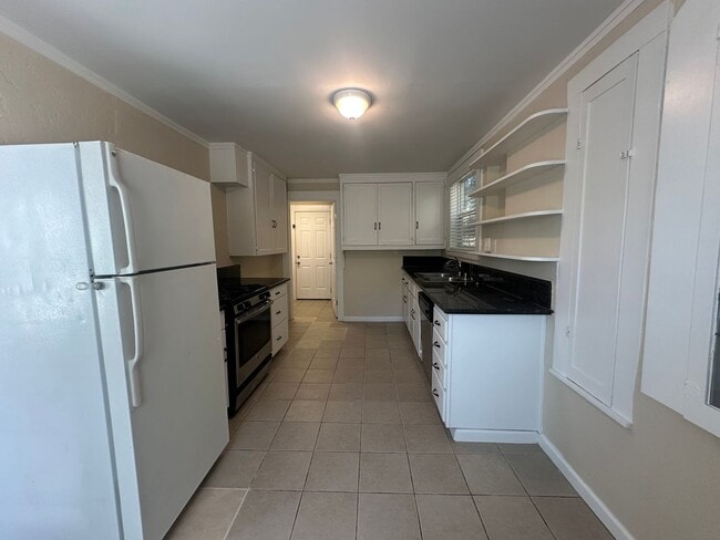 Building Photo - 3 Bedroom 2 Bathroom Home with Yard