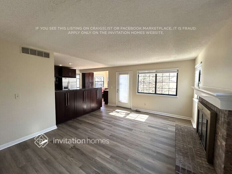 Building Photo - 1295 E Phillips Pl