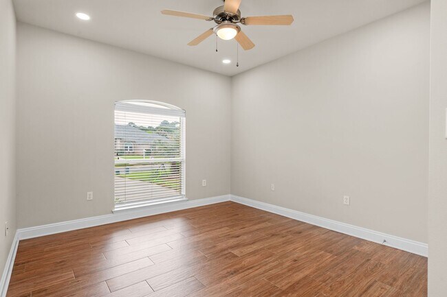 Building Photo - Luxury Living with Saltwater Pool, Florida Room & Generator