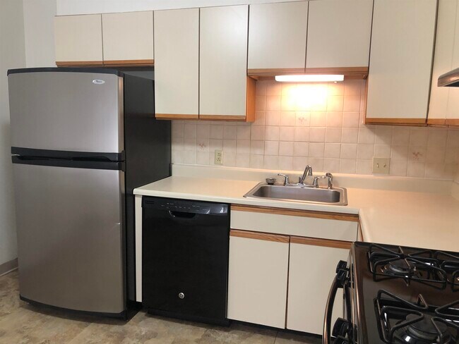 Building Photo - 385 Huse Rd