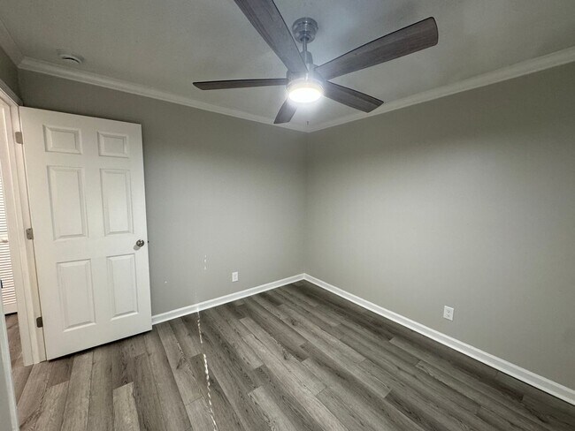Building Photo - Beautifully Redone